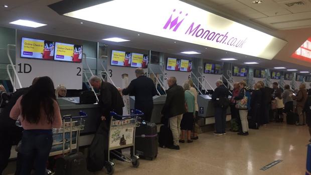 Pasajeros de Monarch este lunes en el aeropuerto de Birmingham, Reino Unido