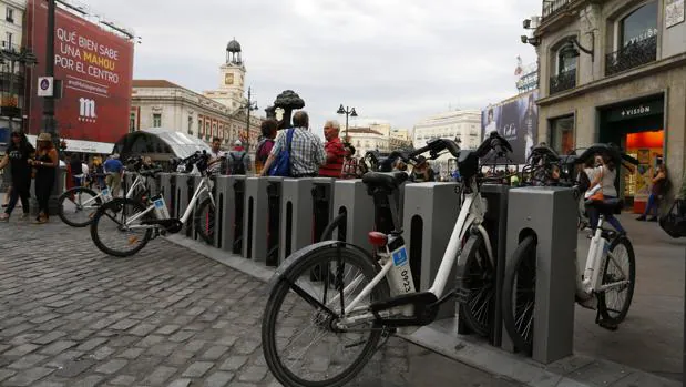 Una parada de BiciMad en la Puerta del Sol