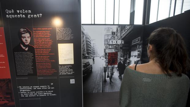 Una visitante pasea por la exposición «Esto me pasó. De torturas y de impunidades (1960-1978)»