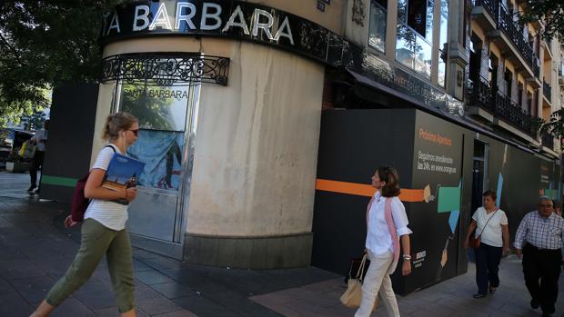 La cervecería Santa Bárbara, en el inicio de las reformas, con la tapia de Orange