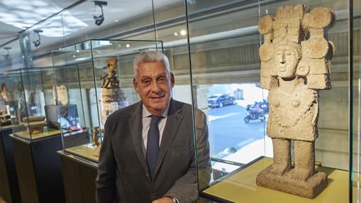 Jordi Clos, junto a una de las piezas de la exposición