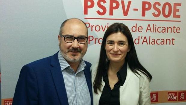 López Arenas, con una compañera en un acto del PSOE, en una imagen de su página de Facebook