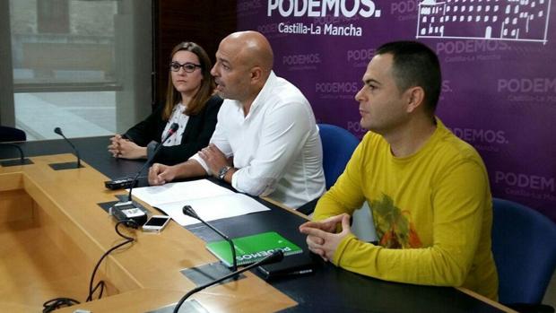 José García Molina (c). A su lado, David Llorente, diputado regional y María Díaz, secretaria de Organización