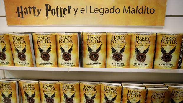 Primeros ejemplares de la octava entrega de la saga Harry Potter, «Harry Potter y el legado maldito»