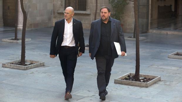 Raül Romeva y Oriol Junqueras, este martes en el Palau de la Generalitat antes de la reunión del Govern