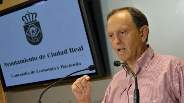 El concejal de Hacienda y Economía, Nicolás Clavero, durante la presentación de los cambios