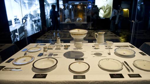 Platos del Titanic en la exposición homónima sobre el transatlántico