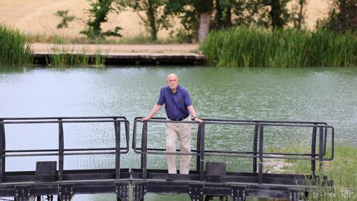 Guerra Garrido posa junto al Canal de Castilla, estructura que le inspiró en su obra