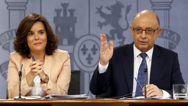 Soraya Sáenz de Santamaría y Cristóbal Montoro, en la rueda de prensa posterior al Consejo de Ministros