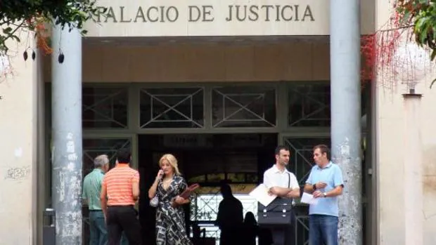 Entrada a los juzgados de Benalúa, en Alicante