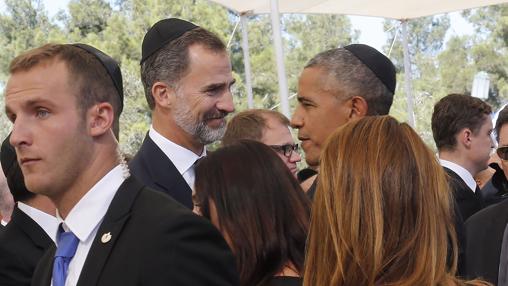 El Rey saluda a Obama, ambos con kipá, este pasado 30 de septiembre de 2016 en Jerusalén