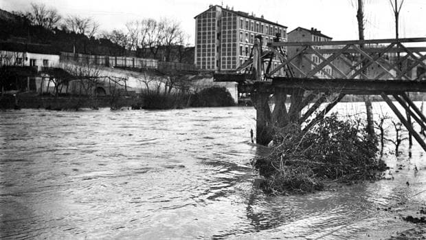 Crecida del río Manzanares en febrero de 1910. En la imagen el puente de Garrido destruido por la corriente