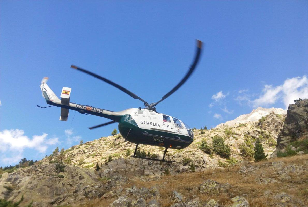 Un helicóptero de la Guardia Civil, sobrevolando la zona en la que ha aparecido el cadáver