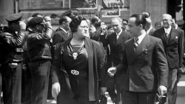 La dirigente anarquista Federica Montseny, en un acto público en 1937 como ministra de Sanidad