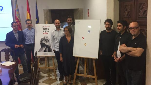 Arcadi España (segon per l'esquerra), junt a l'equip i el cartell de la programació de festes