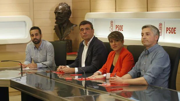 Imagen de Muñoz (a la izquierda) junto a otros miembros de la gestora del PSOE