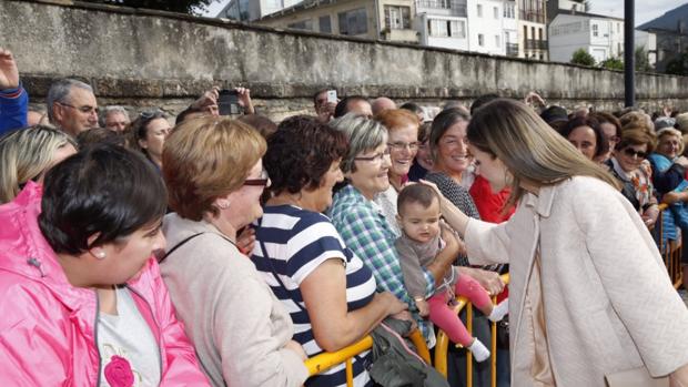 Doña Letizia se acercó a saludar a las decenas de vecinos que esperaban su visita en Mondoñedo (Lugo)