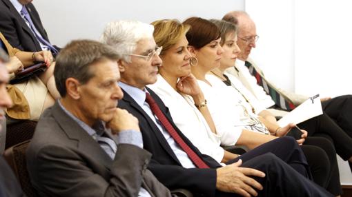 Los expresidentes José María Barreda y María Dolores Cospedal han seguido la intervención de Page desde la tribuna de invitados