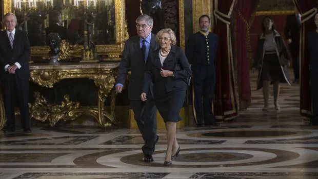 Manuela Carmena y su marido, el año pasado, durante la recepción en el Palacio de la Zarzuela