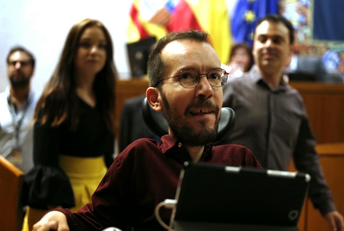 Pablo Echenique, este jueves, tras escuchar el discurso de Lambán en las Cortes de Aragón