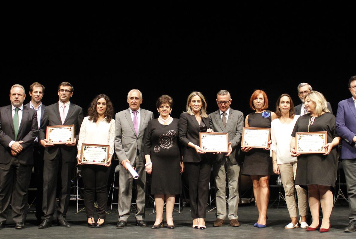 Los galardonados, con sus diplomas, en el teatro de Rojas