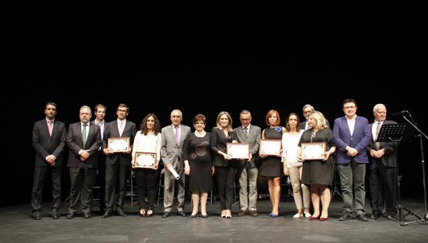 Los galardonados, con sus diplomas, en el teatro de Rojas