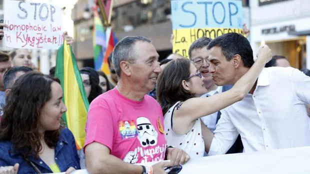 Imagen de Baldoví, Puig, Oltra y Sánchez en la marcha del Orgullo Gay en Valencia del mes de junio