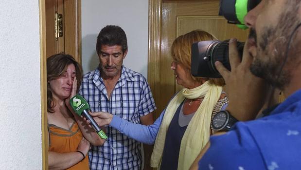 Ángel y Reyes, vecinos de la mujer de 32 años que ha fallecido al sufrir una agresión de su pareja en Arévalo (Ávila)