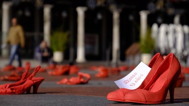Instalación artística «Zapatos Rojos», con motivo del Día Internacional contra la violencia de género
