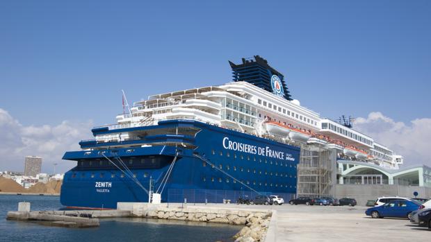El buque Zenith en la terminal del Puerto de Alicante, esta mañana