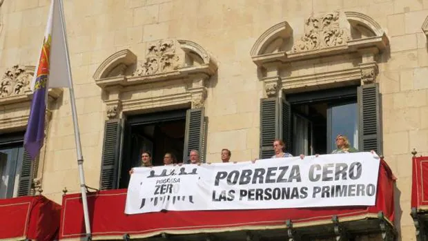 Pancarta desplegada este lunes en el balcón del ayuntamiento al presentar la campaña «Pobreza Cero»
