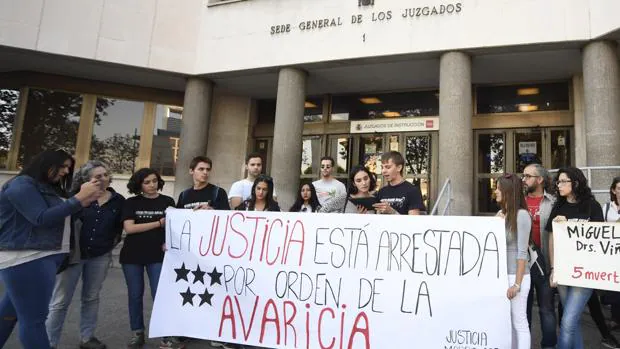 Amigos de las víctimas del Madrid Arena: «Lo peor es la absolución de los doctores Viñals»