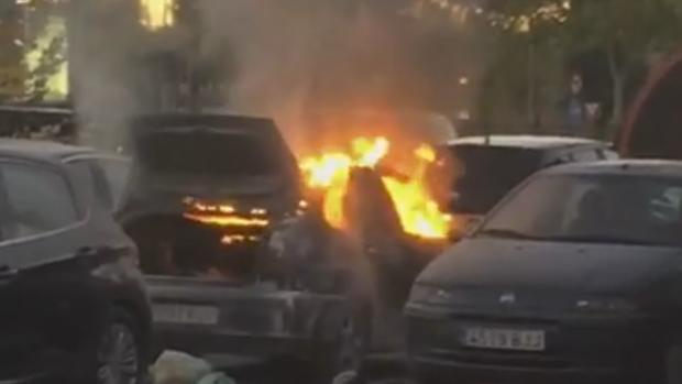 Un aparatoso incendio calcina en minutos un coche en el Centro Comercial Parquesur