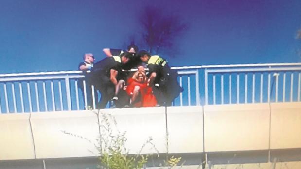 La Policía Municipal evita el suicidio de una transexual en Villaverde
