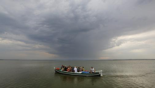 Imagen de una travesía en barca por La Albufera