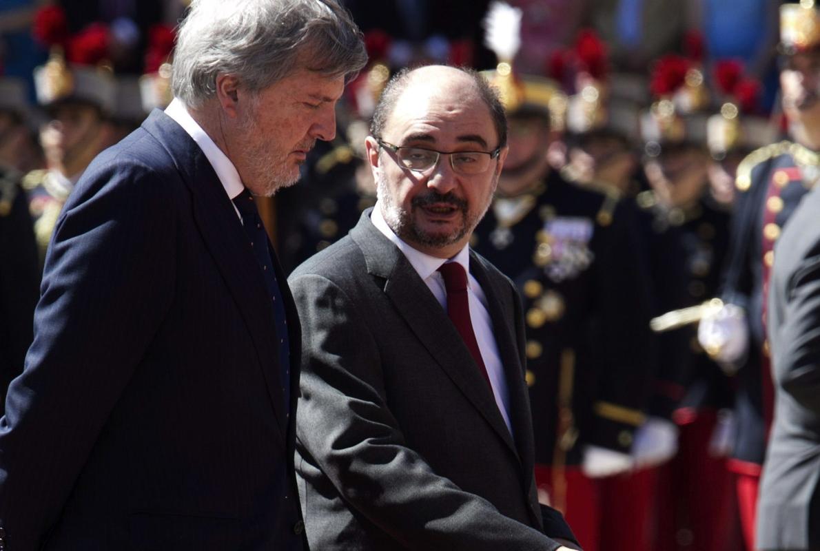 El presidente aragonés, Javier Lambán (PSOE), junto al ministro de Educación, Íñigo Méndez de Vigo