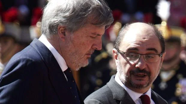 El presidente aragonés, Javier Lambán (PSOE), junto al ministro de Educación, Íñigo Méndez de Vigo