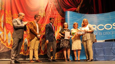 Entrega del premio a la Asociación del Teatro Victoria de Hellín