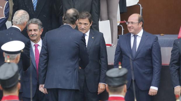 Javier Fernández saluda a Mariano Rajoy