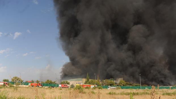 Una gran columna de humo provocó el incendio de la nave de Chiloeches