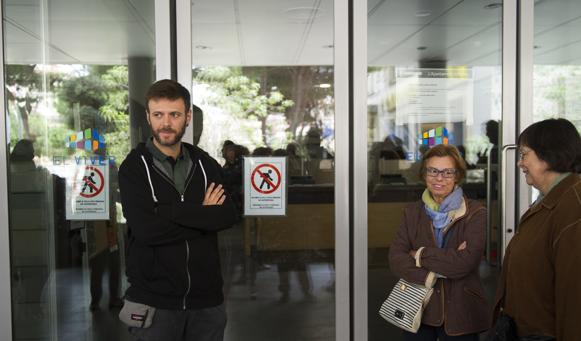 Concejales a las puertas del Ayuntamiento de Badalona, el pasado 12-O