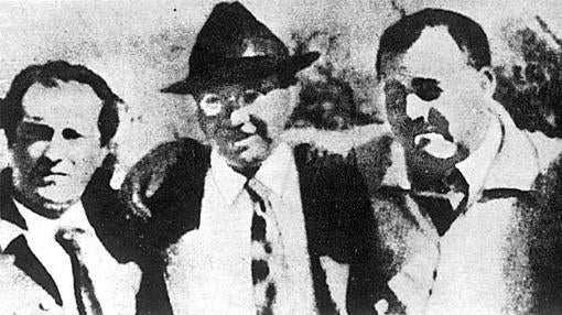 Rafael Alberti junto a John Dos Pasosy Ernest Hemingway, en el Congreso Antifascista celebrado en el Metropol