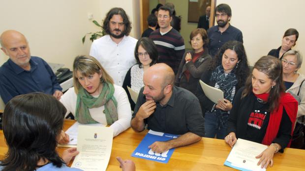 Los diputados de En Marea, ayer, en el momento de recoger sus actas de diputado