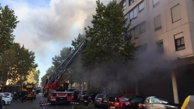 El aparatoso incendio de un restaurante chino de Pinto obliga a desalojar 28 viviendas