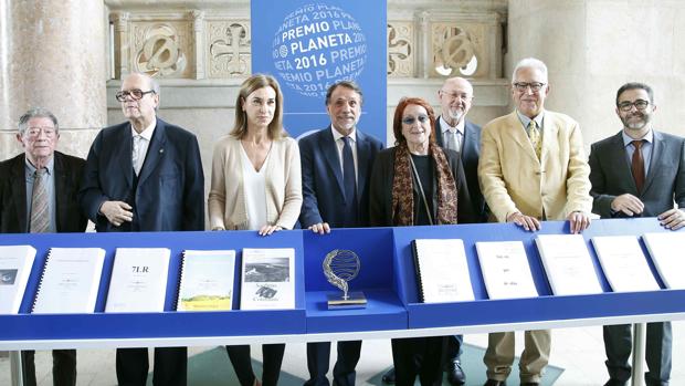 Los miembros del jurado del Planeta, ayer frente a las diez obras finalistas