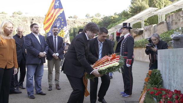 Puigdemont, junto a Junqueras y otros miembros del gobierno catalán en el homenaje a Companys