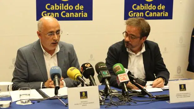 Antonio Morales, presidente del Cabildo de Gran Canaria,y el consejero de Energía, Raúl García