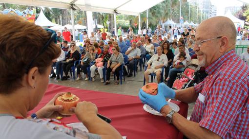 Participantes en la competición para pelar las granadas mollar