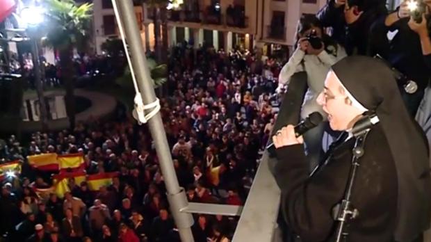 Banderas de España y pitos contra sor Lucía Caram en el pregón de Alba de Tormes