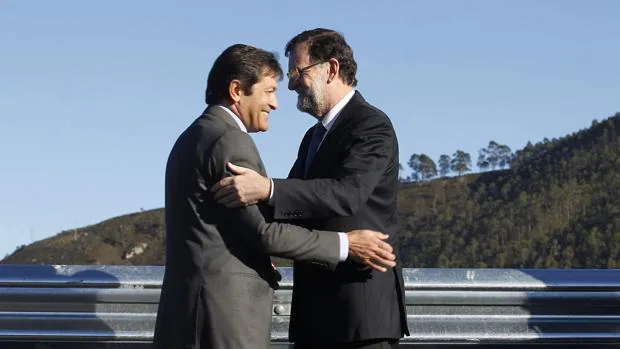 Mariano Rajoy y Javier Fernández, en 2014 en la inauguración de un tramo de la A-8 en Asturias